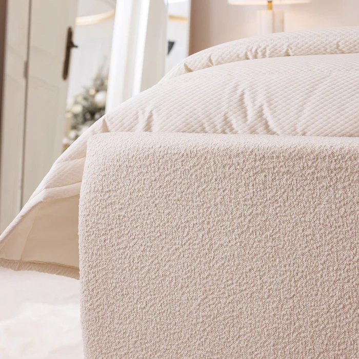 Cama con paneles en cascada
